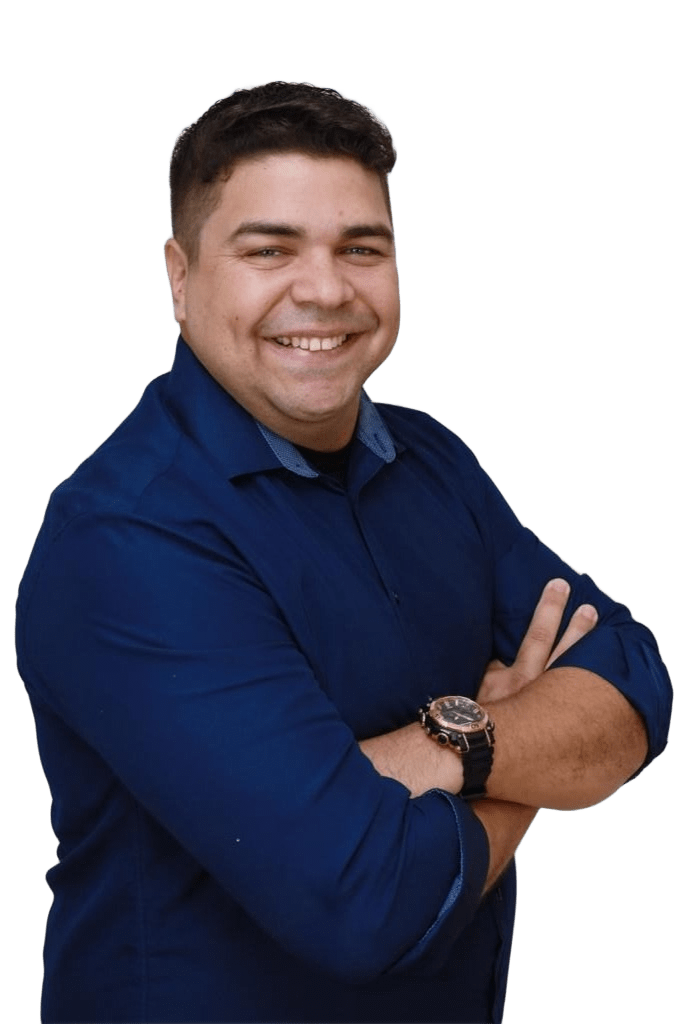 Alex Almeida sorrindo, especialista em negócios internacionais